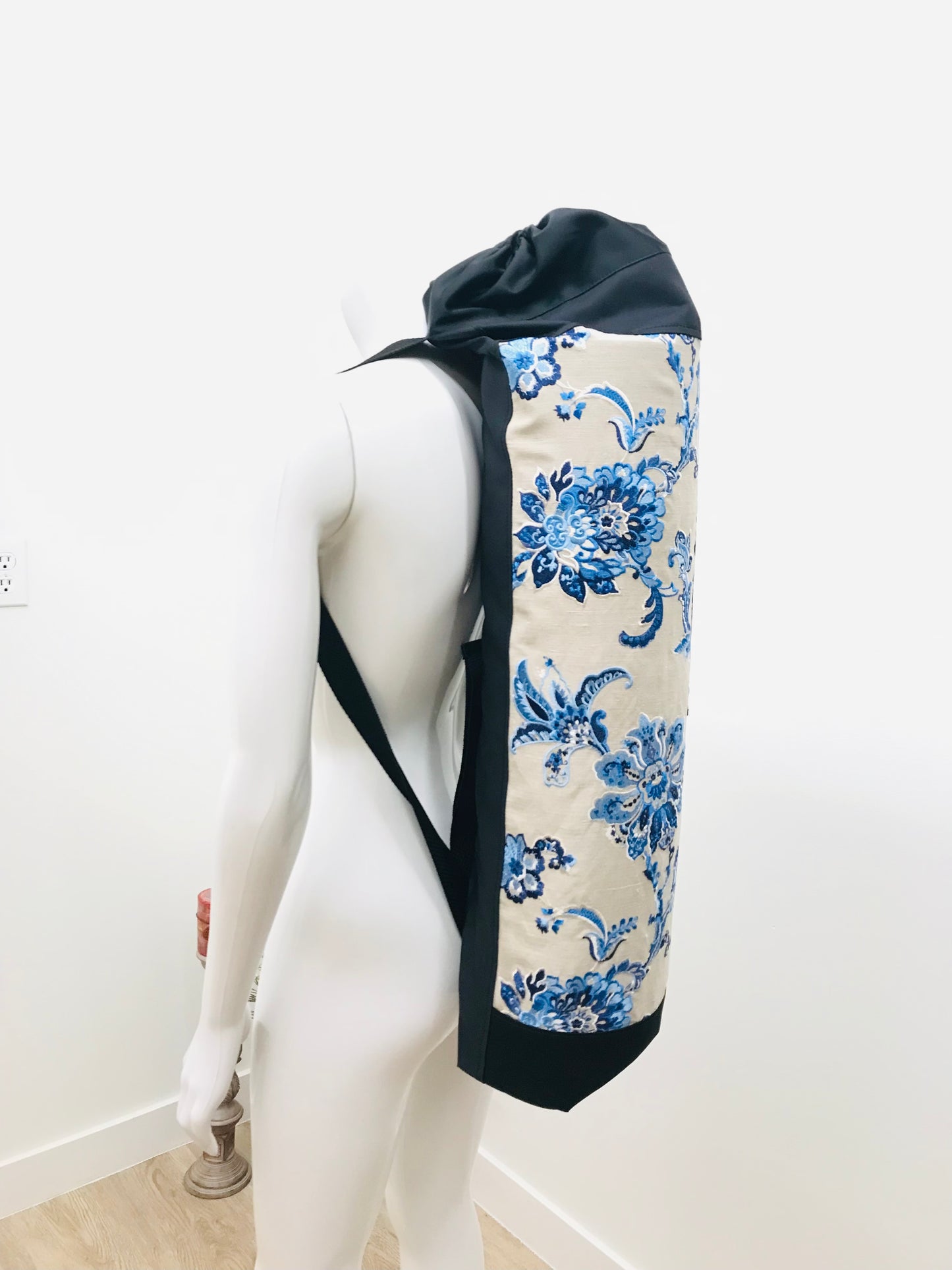 Red Zipper Yoga Mat Bag | Blue Embroidery Floral