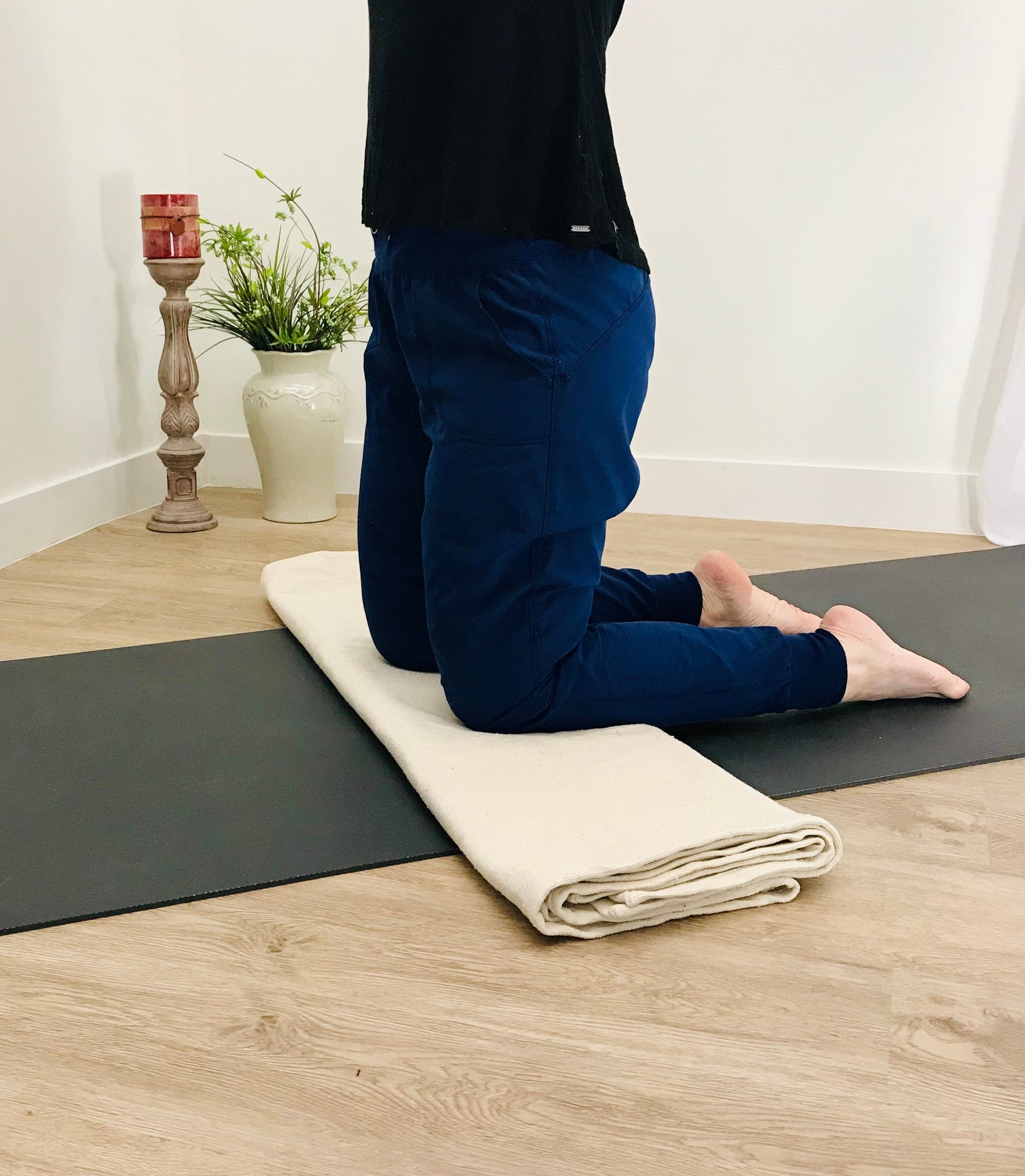 100 % organic cotton yoga blanket. Thick weave and large size to create comfort and easy to your yoga practice. Demonstration of protecting knees in yoga posture