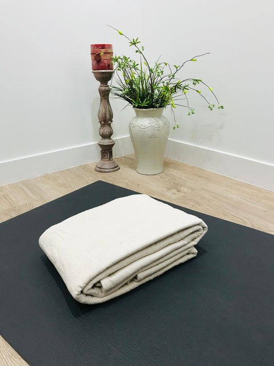 100 % organic cotton yoga blanket. Thick weave and large size to create comfort and easy to your yoga practice.